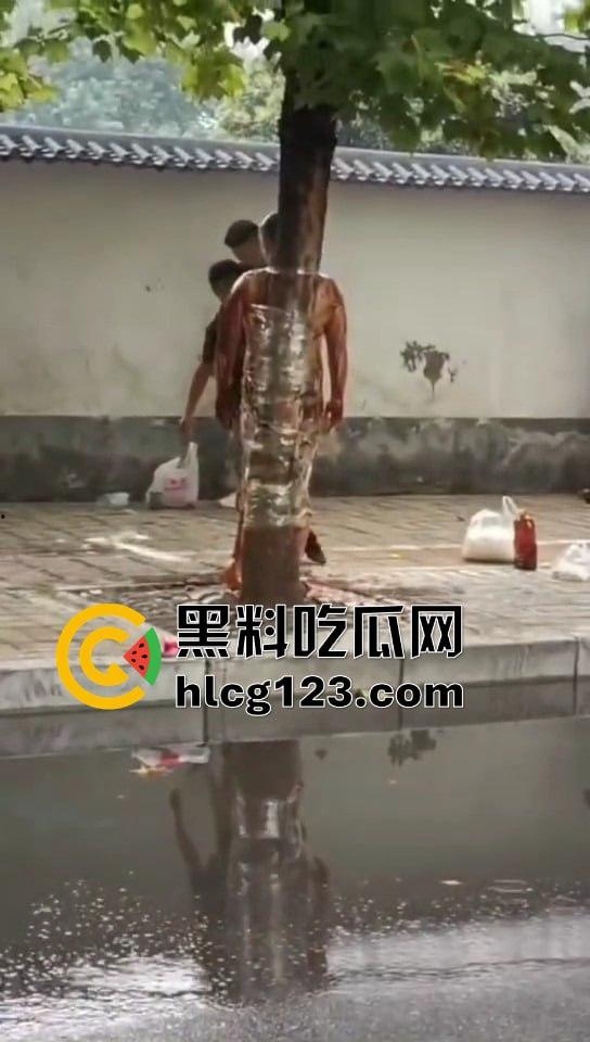 城里人的离谱操作！脱光缠树上撒面粉，这画面简直像缅北逃猪仔被抓！-2