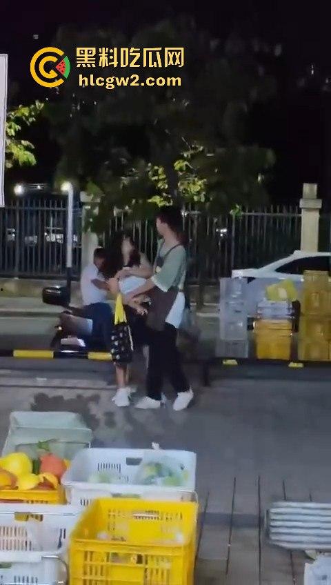 提子不新鲜还是顾客太酸？南沙美女门店撒野，扔提子打店员，抓到警局还咬人！-8