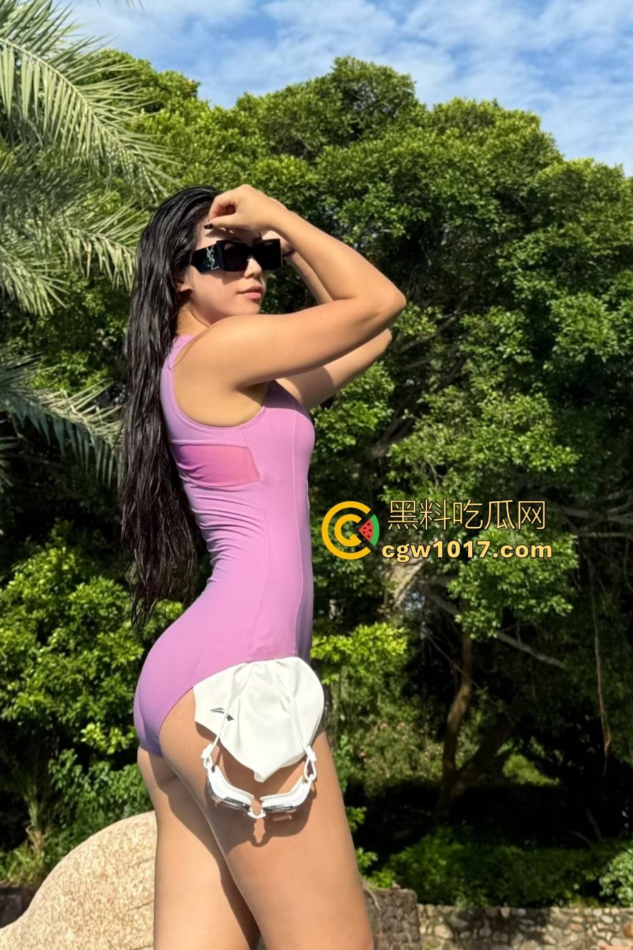 超高颜值新疆母狗极致调教！拴狗链满地爬，口交抛媚眼像要吃了观众，连体黑丝戴眼罩，跳蛋塞B还被皮鞭甩穴！-5