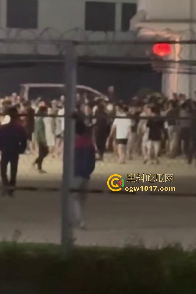 11月13日柬埔寨木牌金星园区大规模猪仔暴动，现场乱成一锅粥还有人开枪，赚不到钱猪仔们都集体起义了？-6