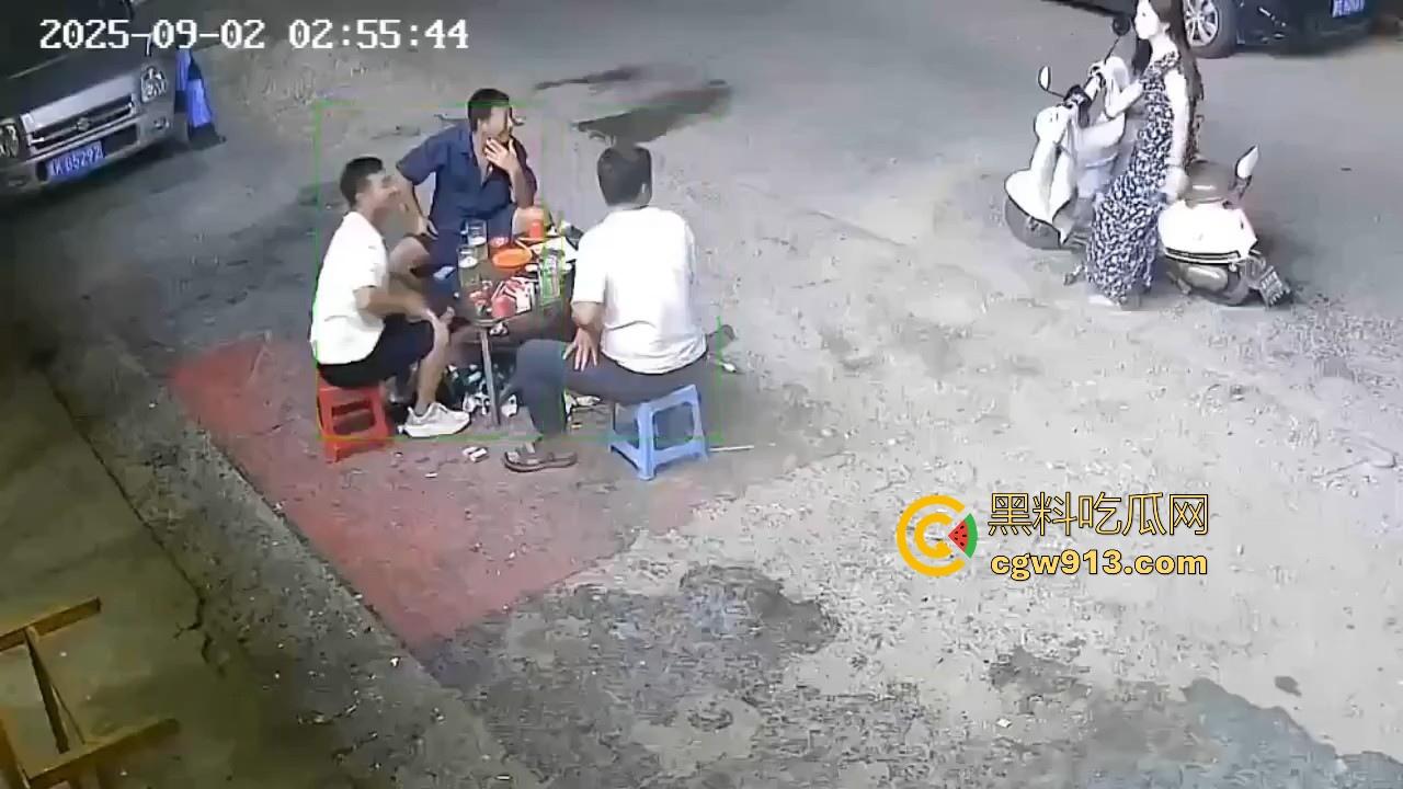 宵夜档夫妻打架，见面就是一杯酒砸过去，接着猛打脚踢，同桌的兄弟拦都拦不开，又是恐婚的一天！-1