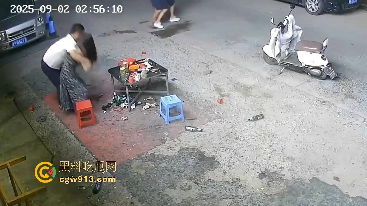 宵夜档夫妻打架，见面就是一杯酒砸过去，接着猛打脚踢，同桌的兄弟拦都拦不开，又是恐婚的一天！-5