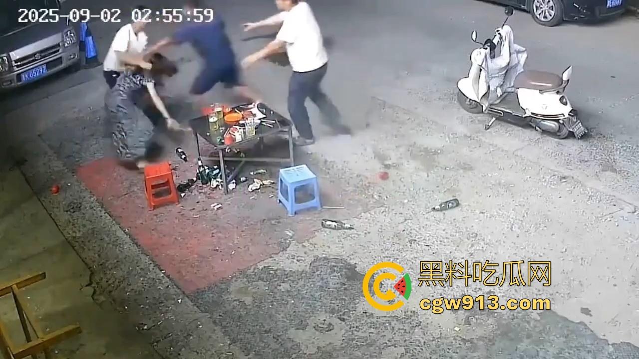 宵夜档夫妻打架，见面就是一杯酒砸过去，接着猛打脚踢，同桌的兄弟拦都拦不开，又是恐婚的一天！-7