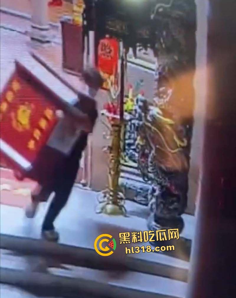 精神小伙深夜化身盗圣！胆大包天偷走功德箱，穷疯狂徒连神明钱财都敢劫！-1