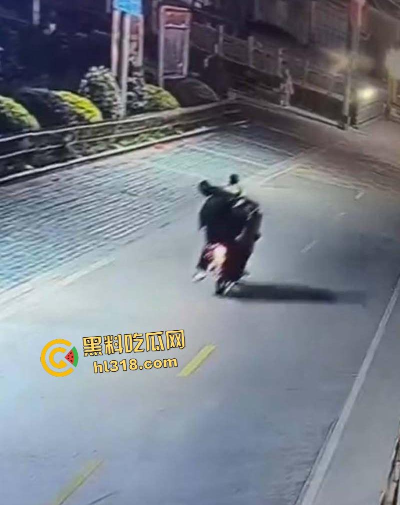 精神小伙深夜化身盗圣！胆大包天偷走功德箱，穷疯狂徒连神明钱财都敢劫！-5