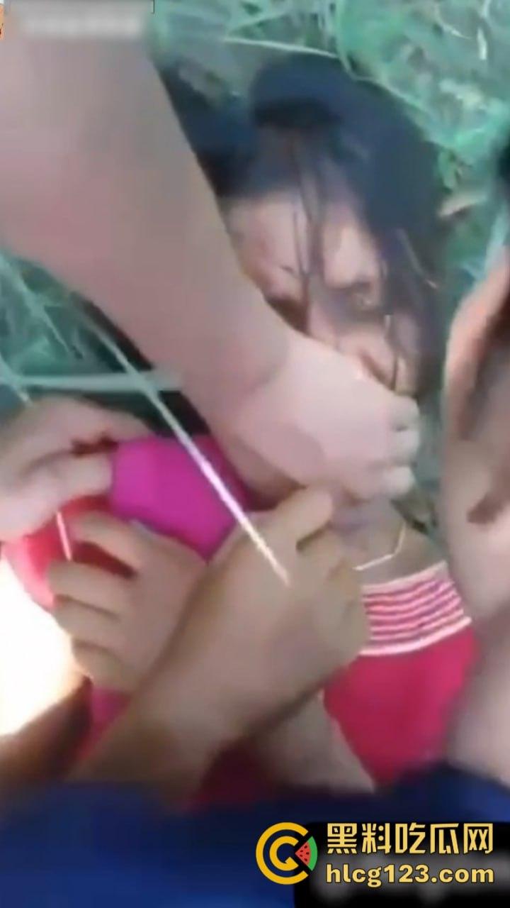 印度真实强奸与朋友一起强奸自己的亲嫂子 现场女子被五六根鸡巴轮插到哭-4