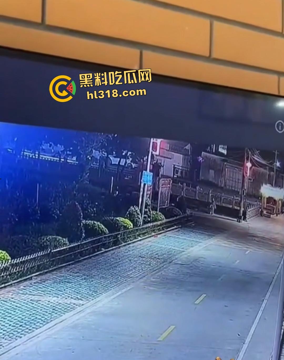 精神小伙深夜化身盗圣！胆大包天偷走功德箱，穷疯狂徒连神明钱财都敢劫！-8