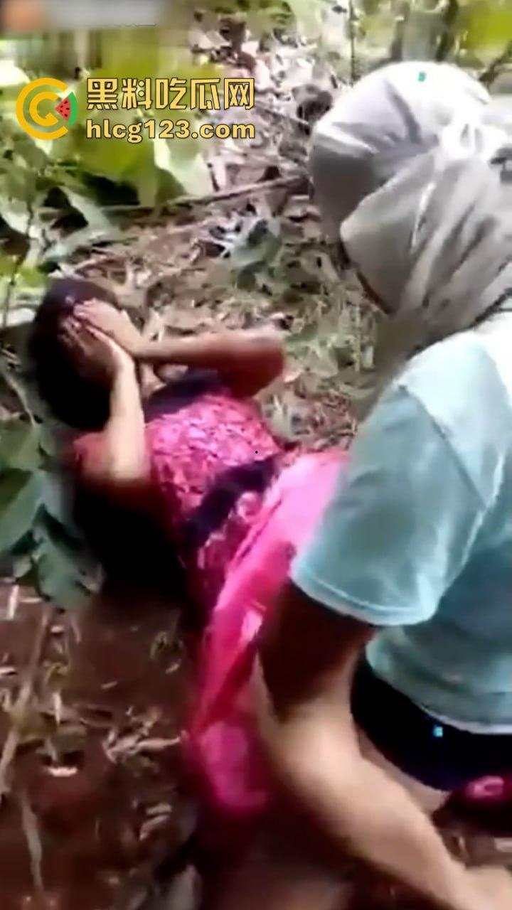 印度真实强奸与朋友一起强奸自己的亲嫂子 现场女子被五六根鸡巴轮插到哭-10