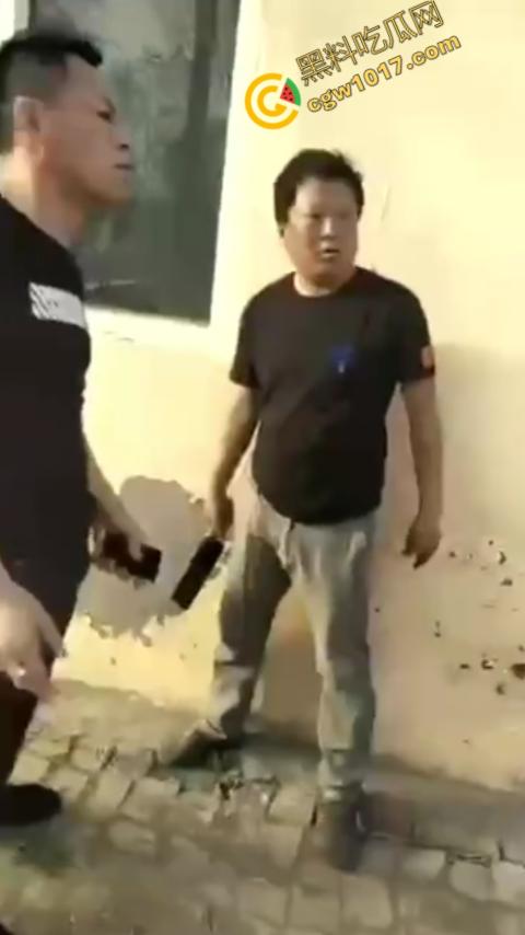 巷中血战：刀光闪烁，白衣男子求锤得锤，黑衣男子疯狂连刀，街头惊魂一幕，鲜血四溅，震惊全城！-6