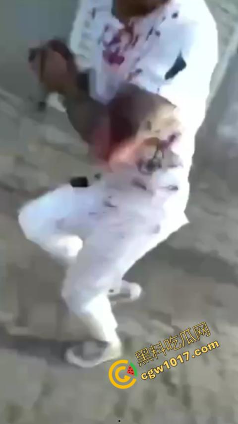 巷中血战：刀光闪烁，白衣男子求锤得锤，黑衣男子疯狂连刀，街头惊魂一幕，鲜血四溅，震惊全城！-9