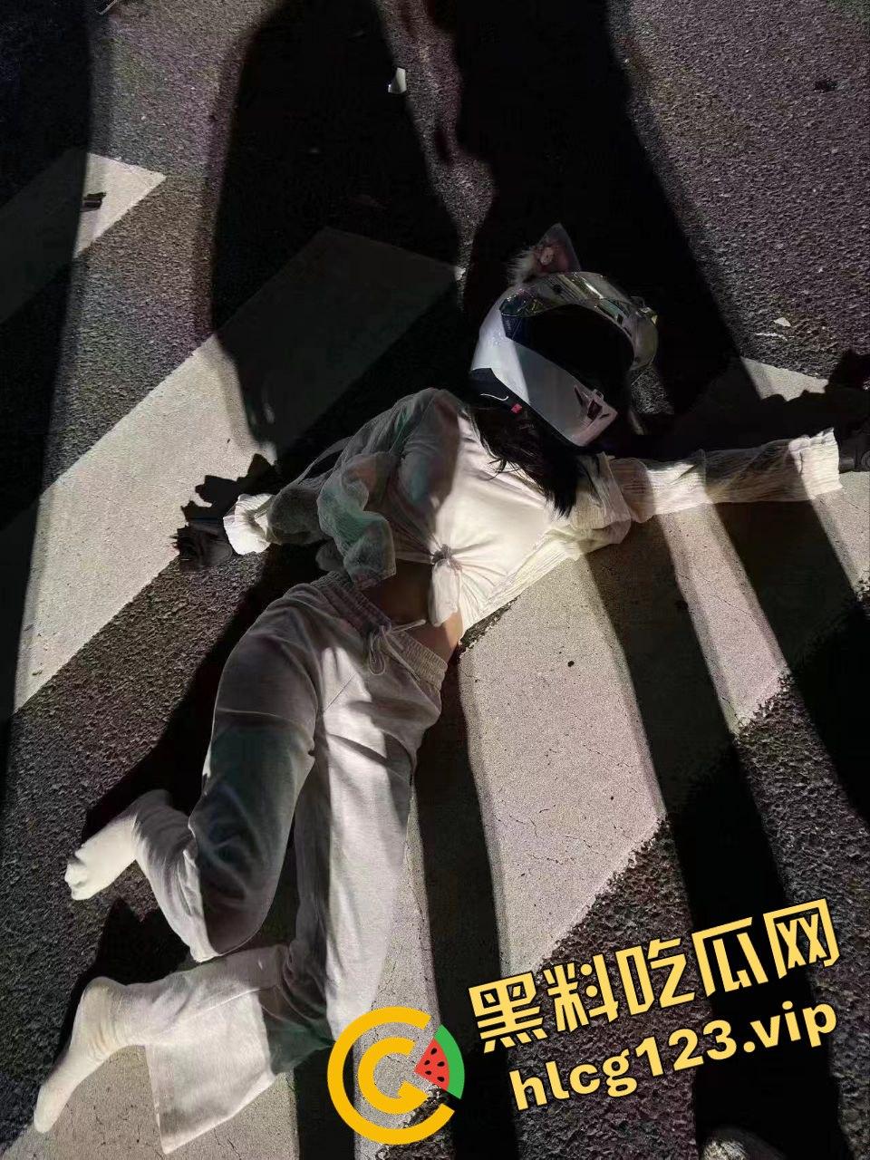女骑手正常行驶被傻逼左转车撞飞，空中旋转一圈鞋都甩没了，男友赶来还被司机骂傻逼！-5