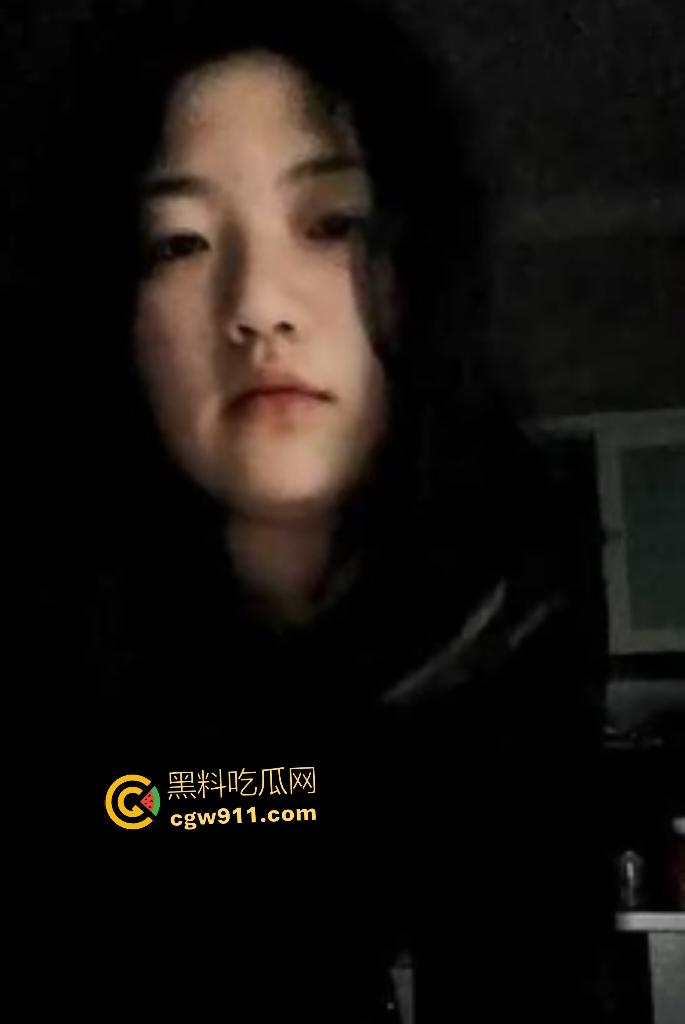 广州大一清纯少女【赵薇薇】网调黑料，自拍抠穴喷潮在阴蒂画圈按摩，线下约炮无套猛干！-1