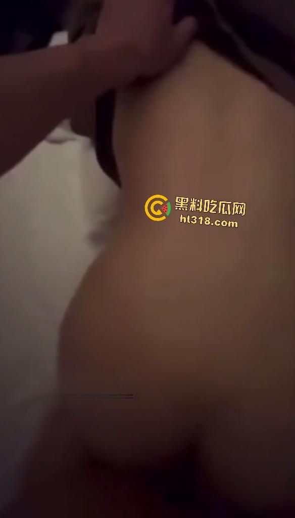 兴业银行女高管业余时间勾引下属，逼毛浓密从不剃，全程趴床让下属后入狂操！业绩从此不用愁！-4