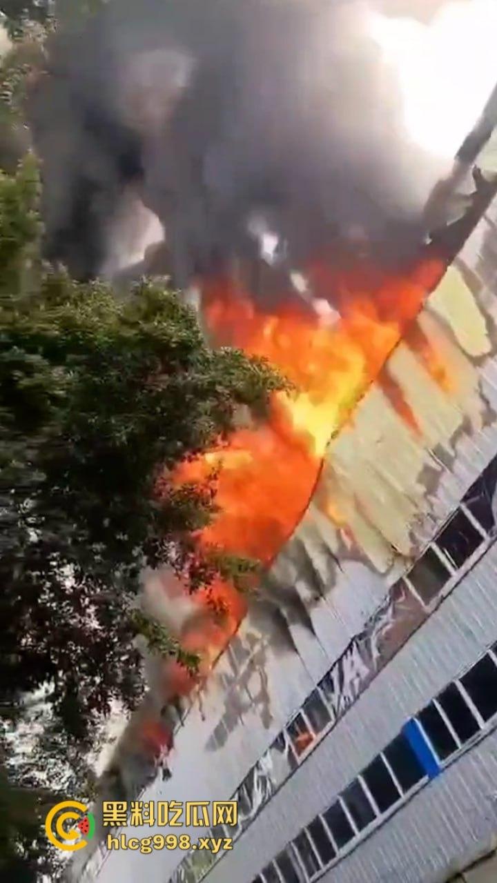 华阳红瓦二手家具市场突发大火 天干物燥成隐患导火索！-3