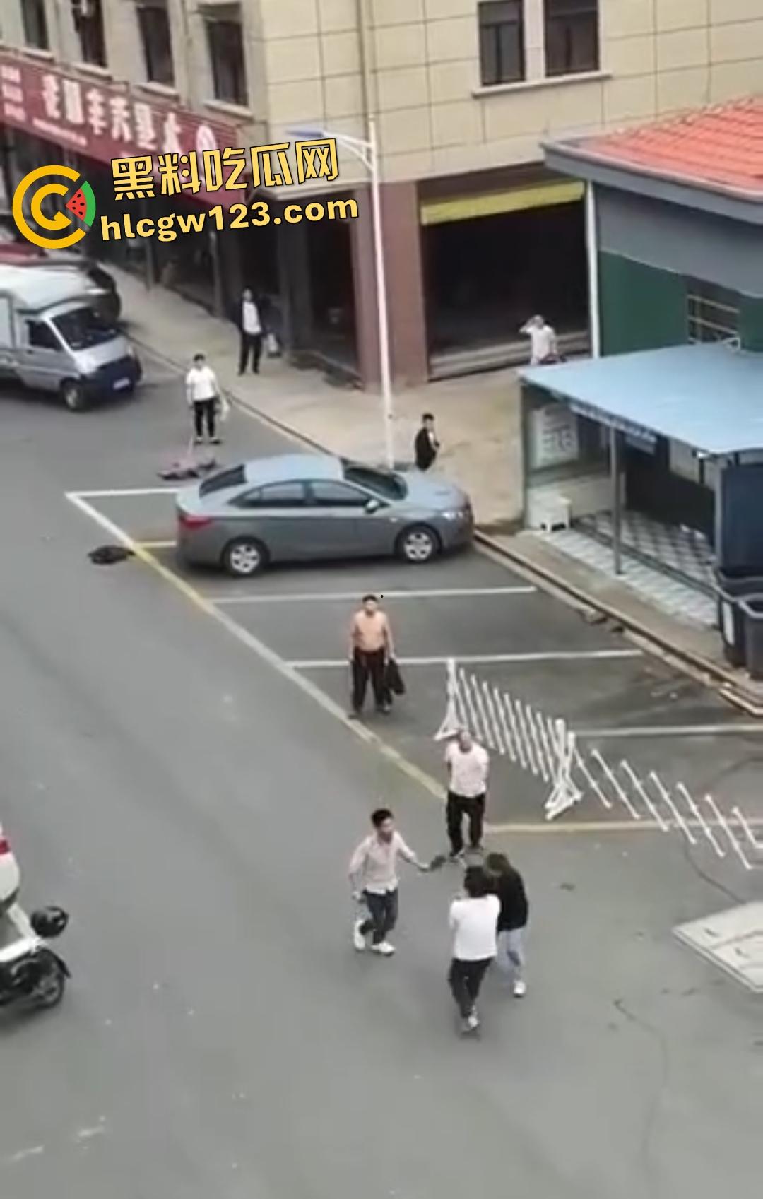 武汉热干面涨价4块变5块！疯男不爽追老板狂砍，吃面舔刀一碗面值一条命！-4