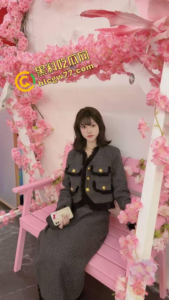 新东方数学老师【田秋弥】表面严师私下变骚狗，爱被羞辱意淫，高潮主动喊草大力点！-4