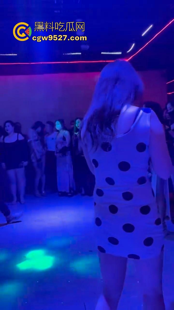 男人的天堂！中国男人必打卡圣地，莎莎舞舞厅，性感少妇任君挑选，刺激体验摸奶抠穴，此生必去圣地！-1