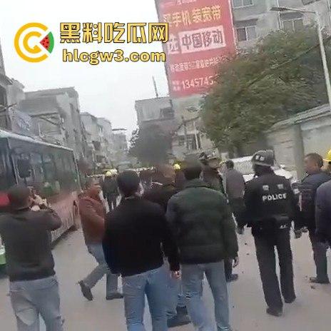 广西钟山县凤翔镇两村爆发大规模械斗。村民头戴安全帽手持钢管互殴，砖块漫天飞舞，场面堪比战场！-2