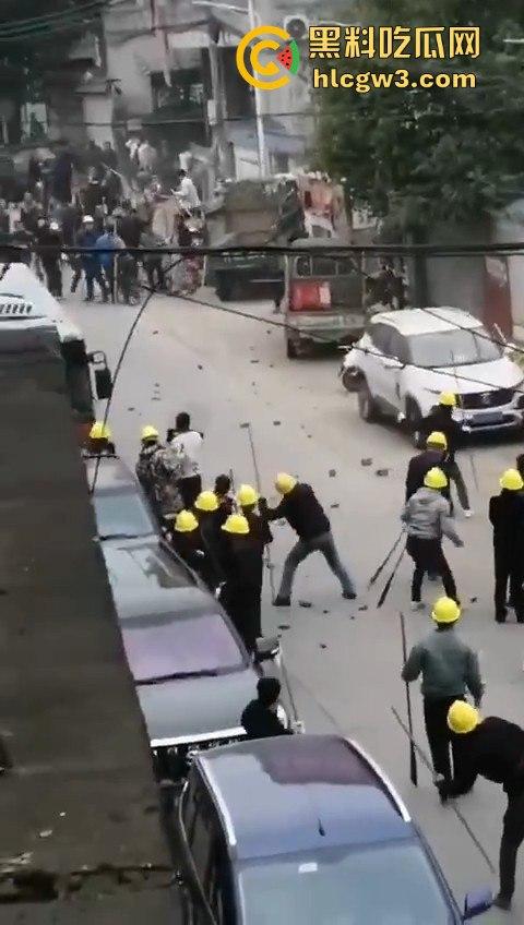 广西钟山县凤翔镇两村爆发大规模械斗。村民头戴安全帽手持钢管互殴，砖块漫天飞舞，场面堪比战场！-6