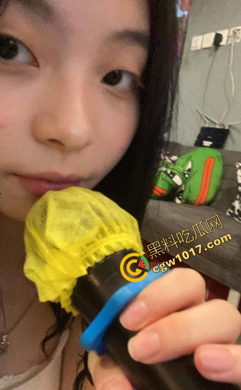 广东佛山E奶少女陈【晓涧性】爱视频流出：丰满乳峰被肆意揉捏，跳蛋震颤骚穴，菊花肛塞手铐紧缚，无套后入刺激十足！-1