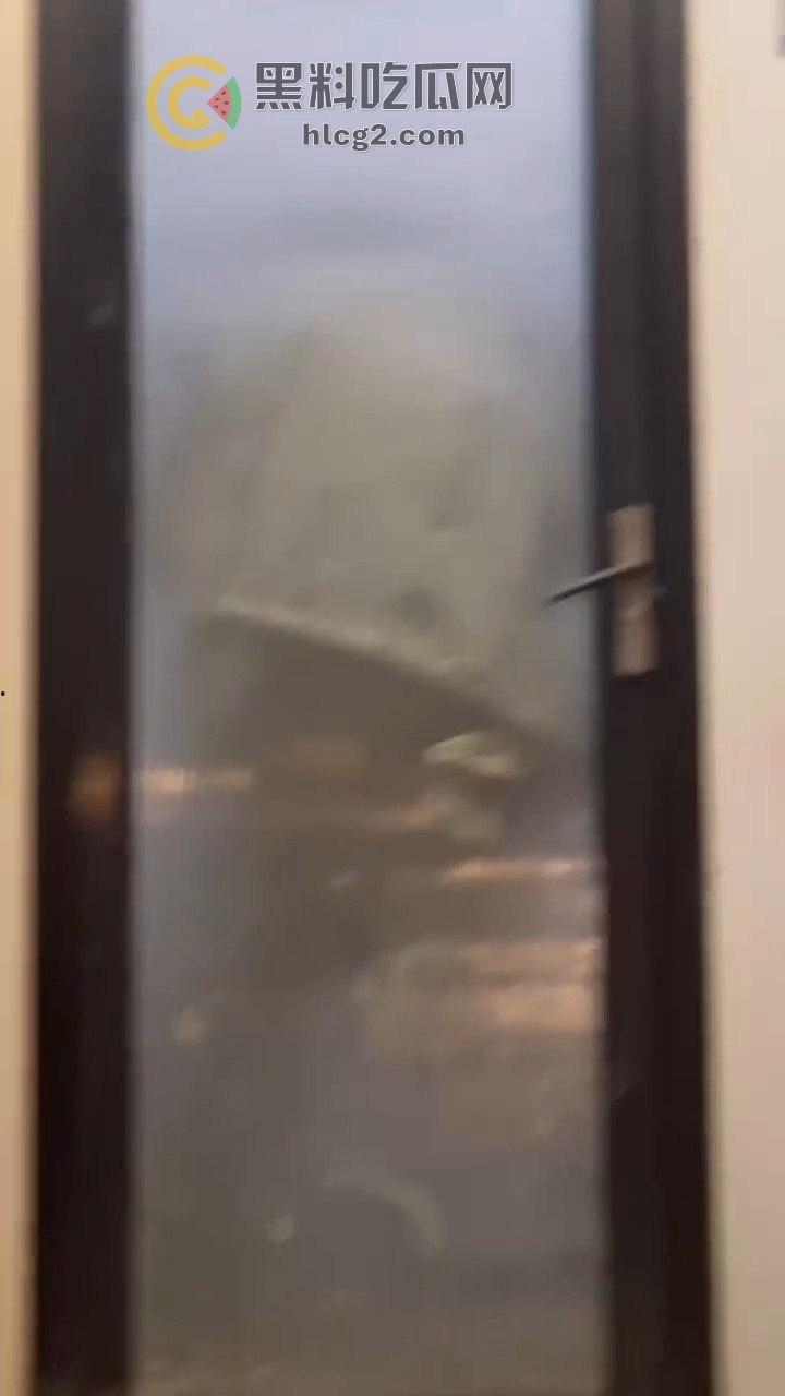 透明玻璃门暴露无遗！小情侣卫生间激情做爱被围观，吃瓜群众直播全过程！-4