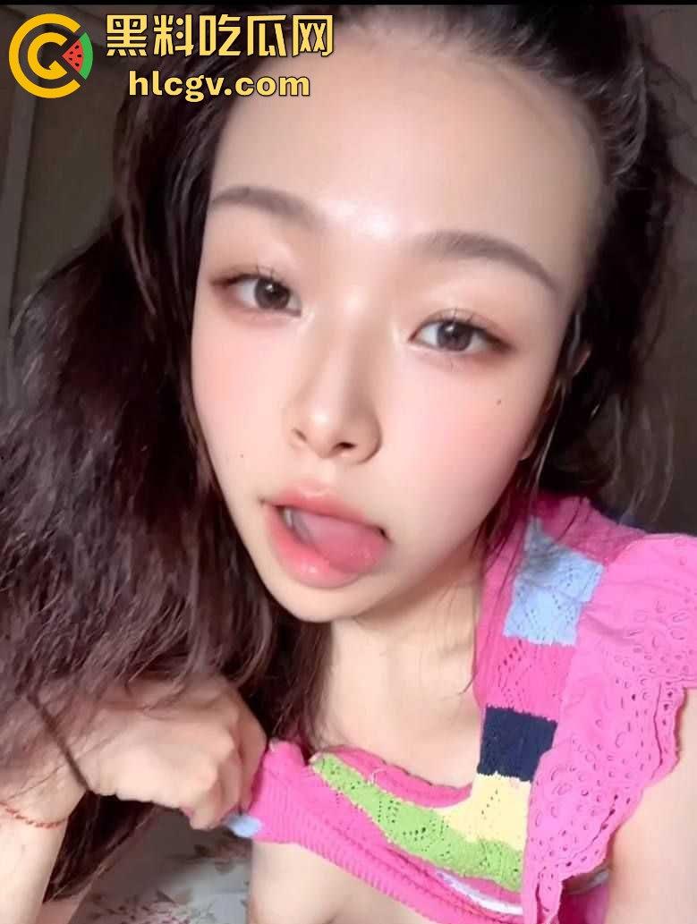 贵州师范大学17级『杨怡真 』不雅照流出！成都反差婊表情妥妥带感，妩媚表情骚到竟然还舔自己脚趾！-5