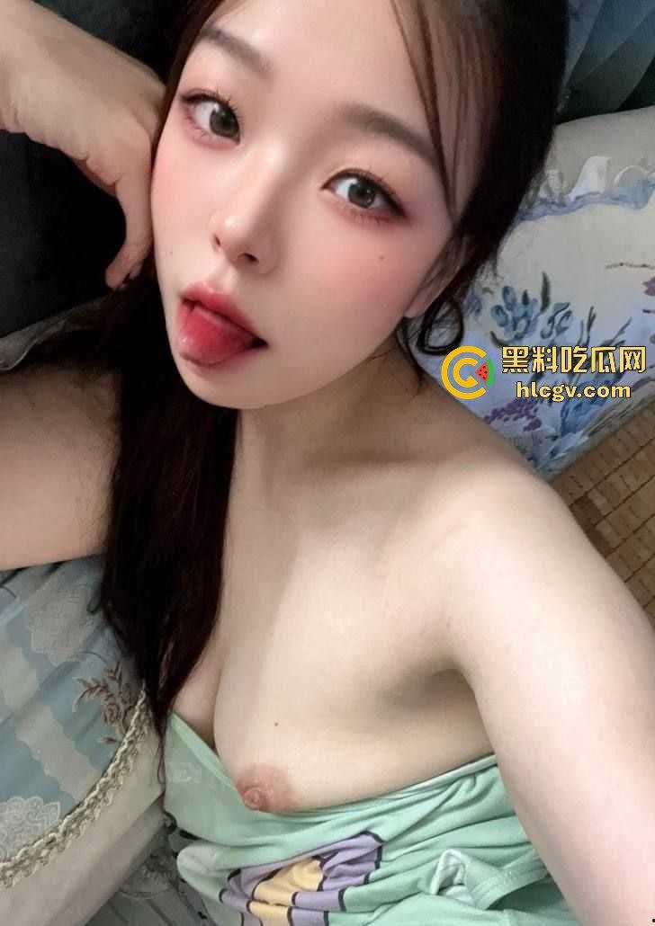 贵州师范大学17级『杨怡真 』不雅照流出！成都反差婊表情妥妥带感，妩媚表情骚到竟然还舔自己脚趾！-6