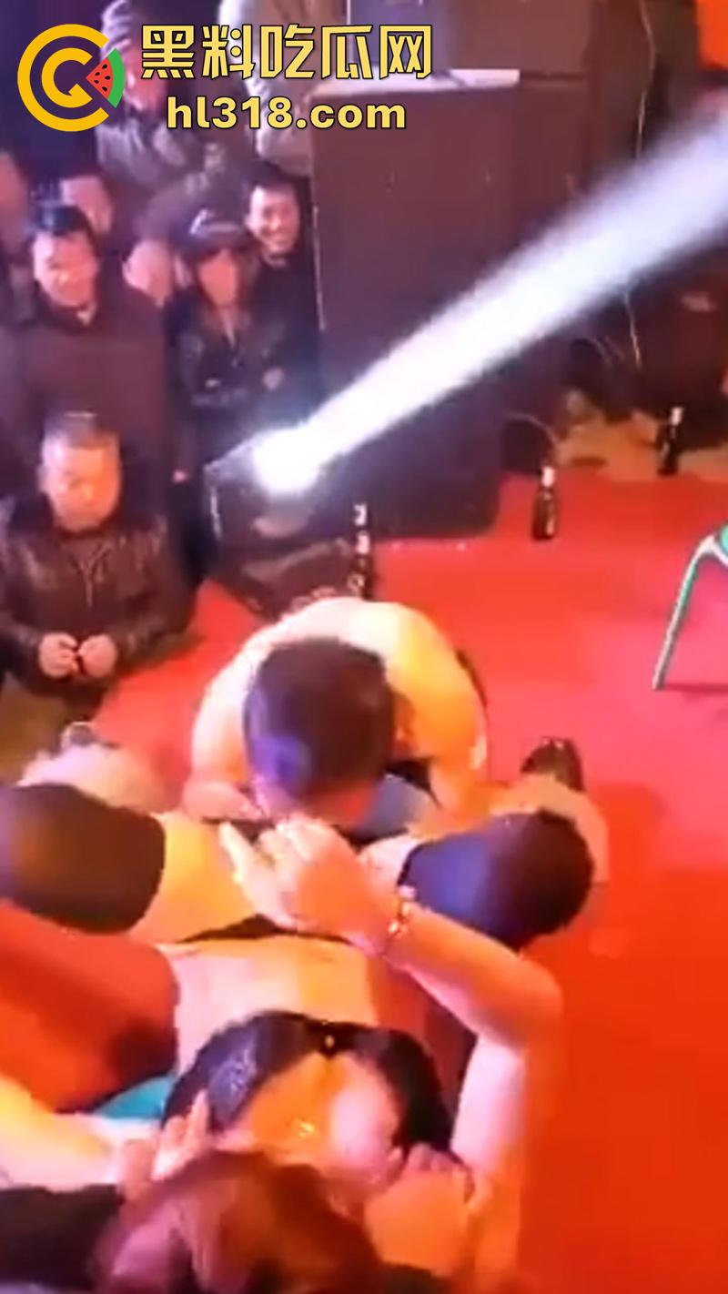 河南农村低俗成人表演，骚逼舞台上邀请观众，上台舔穴吃逼，旁边的大爷都兴奋坏了，看来是馋了啊！-1