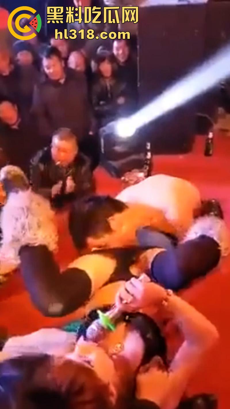 河南农村低俗成人表演，骚逼舞台上邀请观众，上台舔穴吃逼，旁边的大爷都兴奋坏了，看来是馋了啊！-4