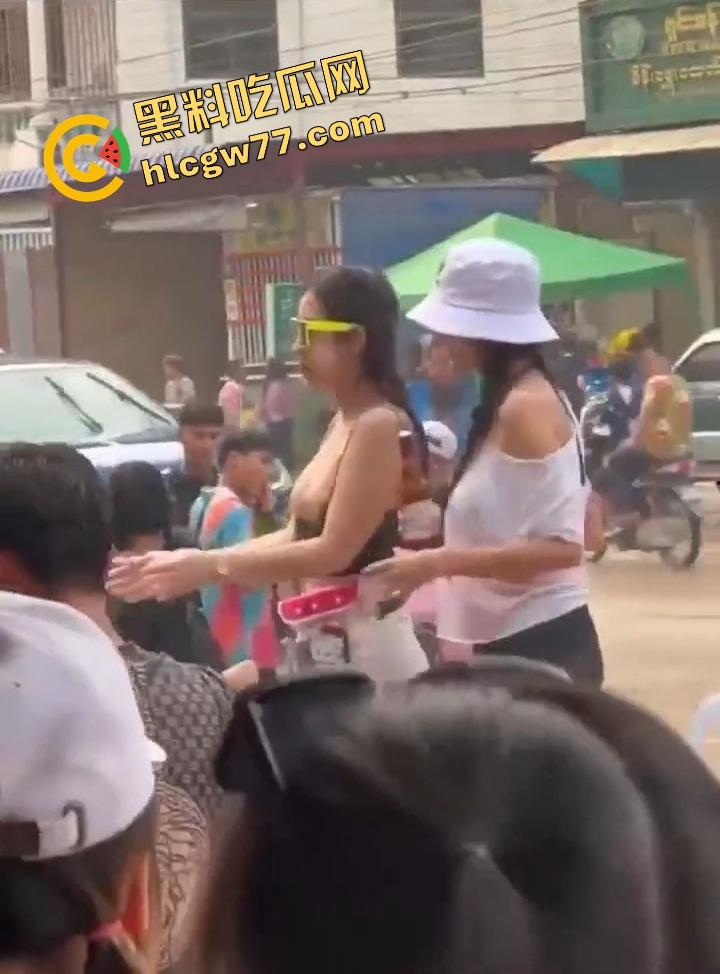 柬埔寨泼水节炸裂 绿框眼镜白奶极品妹子当街脱奶罩裸舞 巨乳摇爆全场 活菩萨级骚到飞起！-3