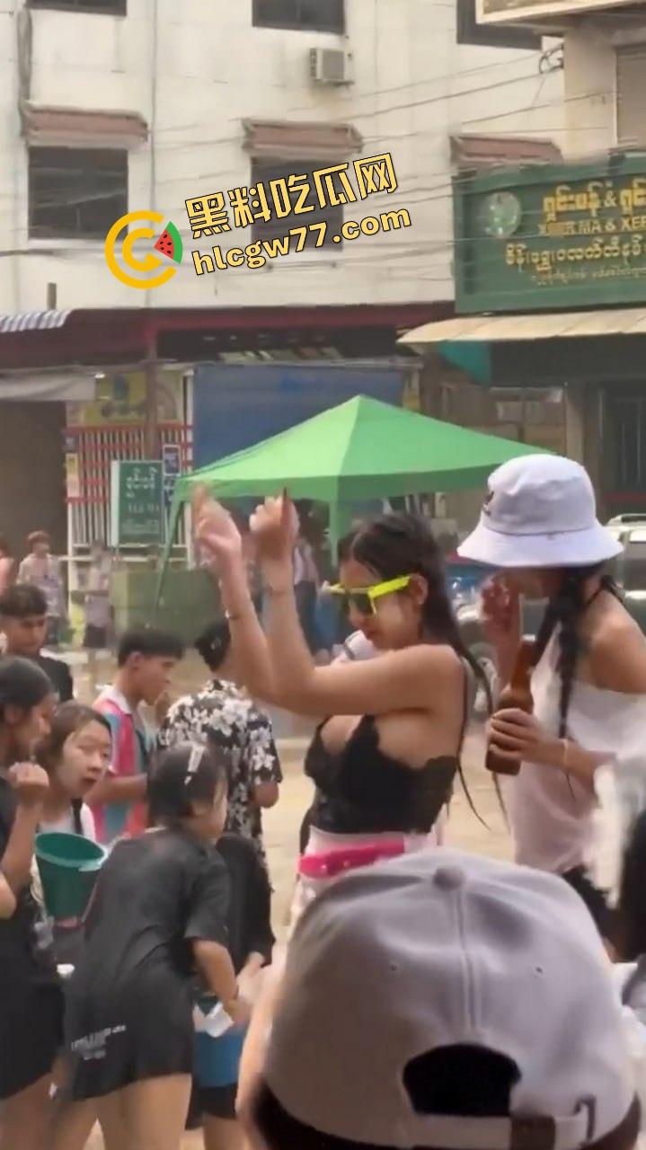 柬埔寨泼水节炸裂 绿框眼镜白奶极品妹子当街脱奶罩裸舞 巨乳摇爆全场 活菩萨级骚到飞起！-4