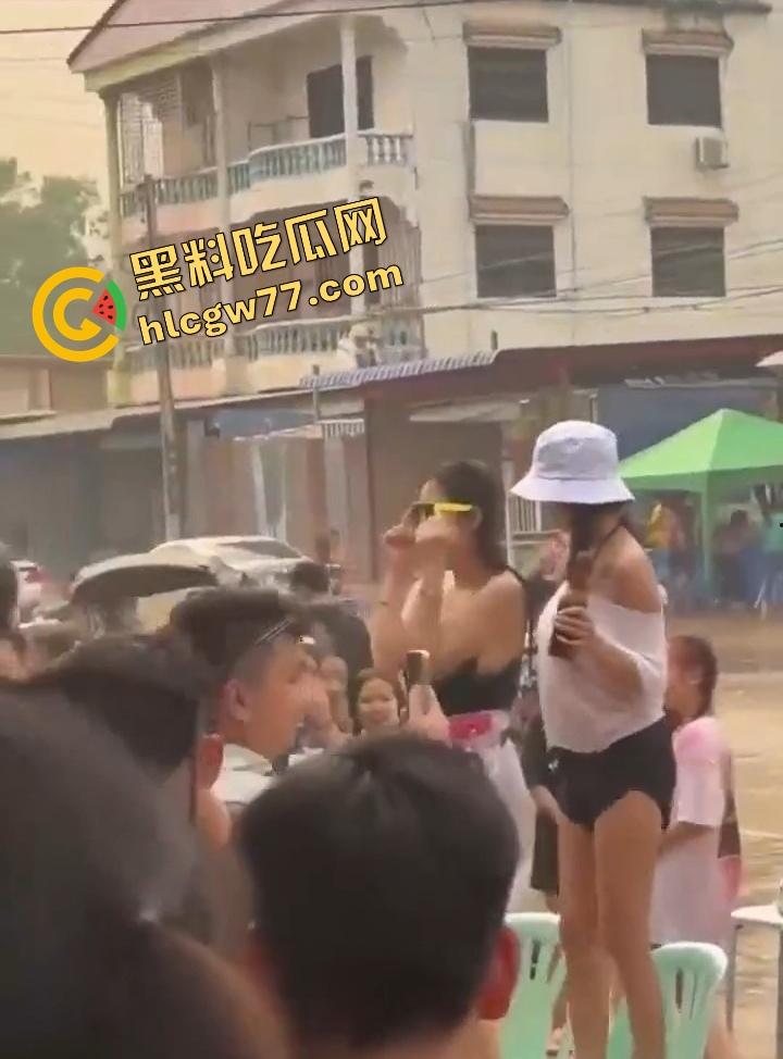 柬埔寨泼水节炸裂 绿框眼镜白奶极品妹子当街脱奶罩裸舞 巨乳摇爆全场 活菩萨级骚到飞起！-6