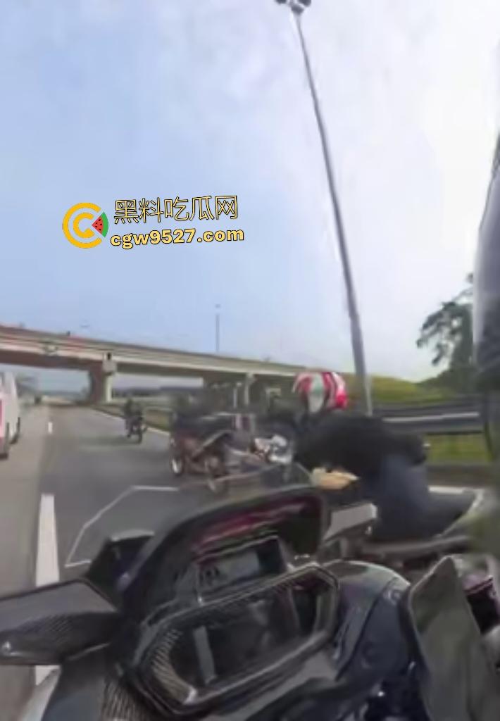 马来西亚摩托车仔cos超人飞姿飙车翻车！连环撞摩托直接散架，1人不治惨死，超人不是那么好当的！-3