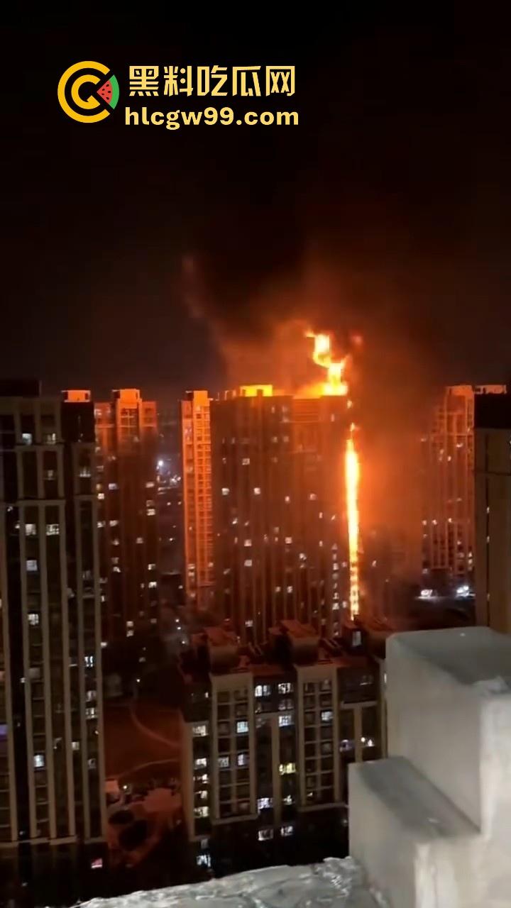 河北石家庄惊现火灾，据说是老头老奶积攒多年的纸箱着火的，现场火光冲天极其混乱！-4