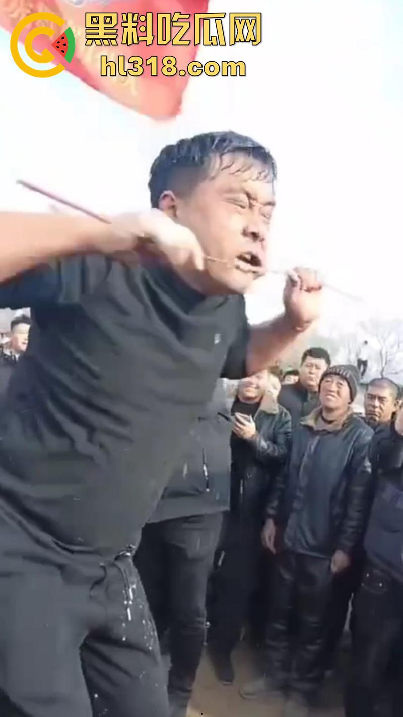 辽宁营口大石桥，对棚低俗表演现场实拍，各种钢针穿刺，铁链穿肉拉伸，玩的真够变态的啊！-1