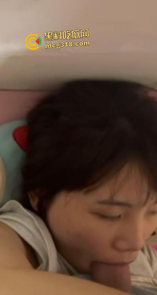 热恋期大学生小情侣在出租房甜蜜慢热后疯狂后入做爱！没尝过“热狗”的还边吃边看电视！-6