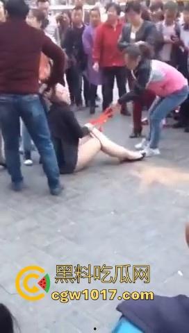 原配当街手撕小三，当众人围观当场脱下其红色小内裤，在场围观的男性纷纷的从各角度转到正面，为其看清楚真容！-5