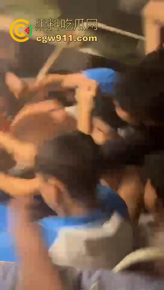 某职业学校宿舍爆发大型战斗，现场极其混乱，都是精神小伙拳拳到肉，感觉不到疼痛，堪称少林十八铜人！-2