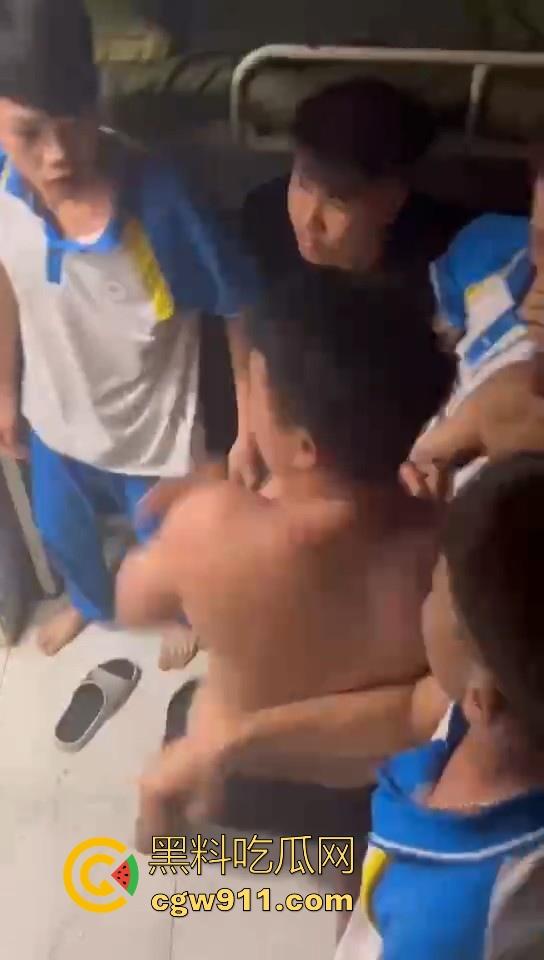 某职业学校宿舍爆发大型战斗，现场极其混乱，都是精神小伙拳拳到肉，感觉不到疼痛，堪称少林十八铜人！-3