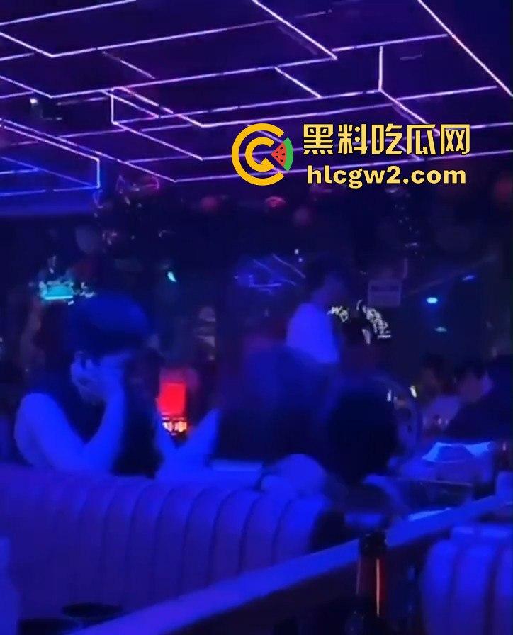 曼谷扶手女『卢依依』骚出天际！酒吧里直接开干，逼像磁铁吸住朋友的鸡儿不放手，瓜友看得亚麻呆住！-1