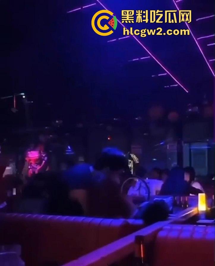 曼谷扶手女『卢依依』骚出天际！酒吧里直接开干，逼像磁铁吸住朋友的鸡儿不放手，瓜友看得亚麻呆住！-7