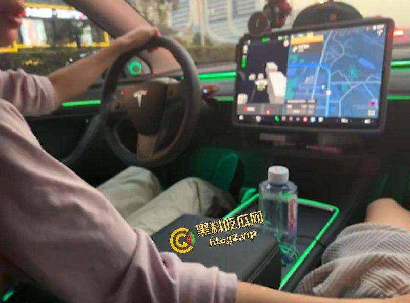 开车不误吃鸡巴！特斯拉女车主车内偷情网约一夜男！-1