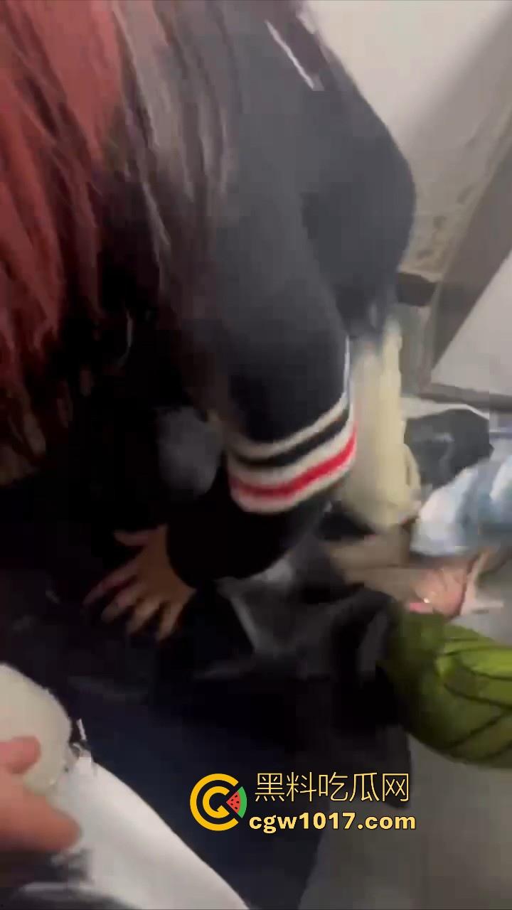 精神小妹上门寻仇！围殴白衣巨乳少女，在床上围殴到地下，花褪精神小妹战斗力真猛，一点也不输男的！-6