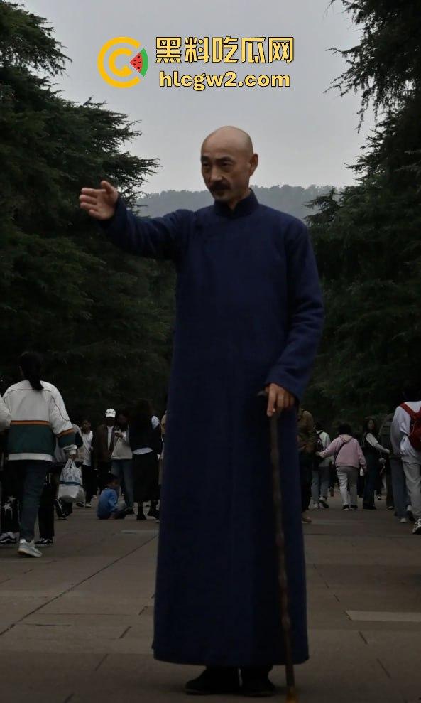 『蒋中正』复活在南京中山陵？男子COS得煞有其事，警察一来扭头就跑，黄埔精神呢？-3