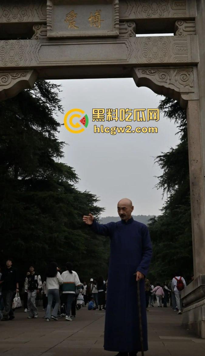 『蒋中正』复活在南京中山陵？男子COS得煞有其事，警察一来扭头就跑，黄埔精神呢？-5