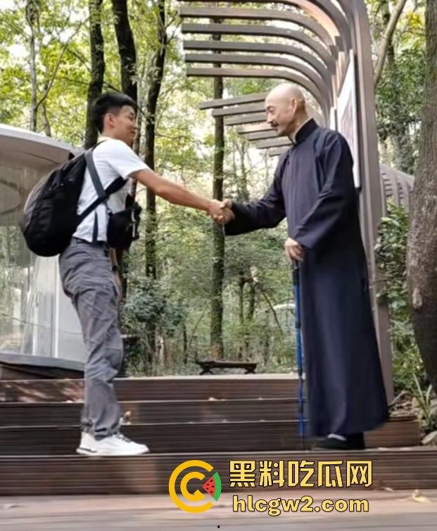 『蒋中正』复活在南京中山陵？男子COS得煞有其事，警察一来扭头就跑，黄埔精神呢？-8