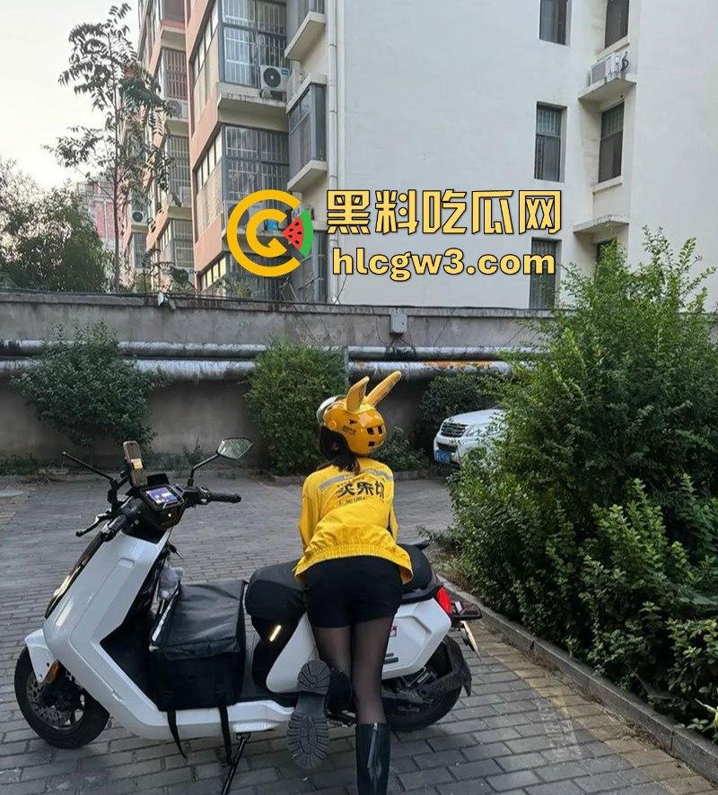 美团外卖媛『宋小牛』竟靠直播卖淫逆天翻身，三年使用权被豪横金主重金拿下，浴室爆操视频辣眼全网疯传！-12