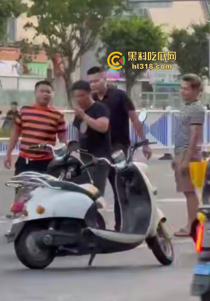 南宁街头两电动车直行左转引矛盾，黑衣男被打出血摇人反杀，刚刚还嚣张的对手直接秒趴！-1