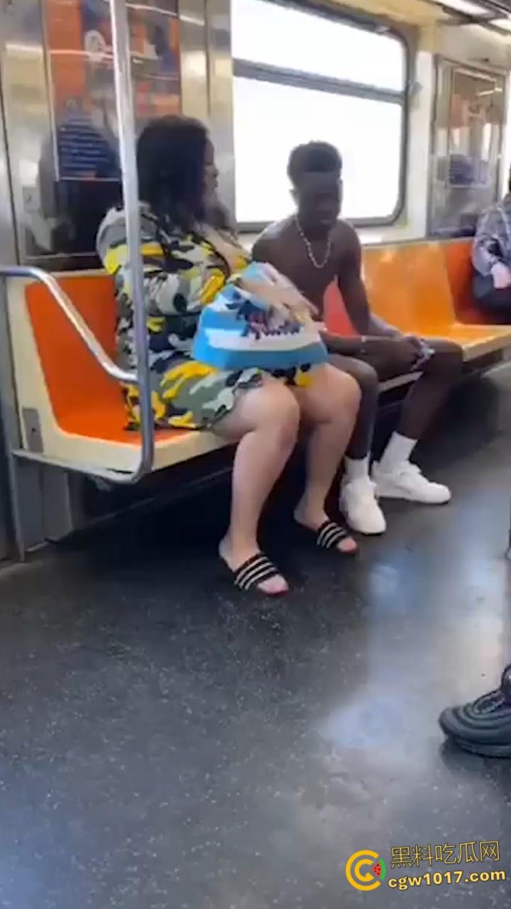 地铁猎奇！黑人巨乳母亲当众给20岁儿子吸吮奶头喂奶，乘客目瞪口呆与其争吵，黑妈宝太过逆天！-1