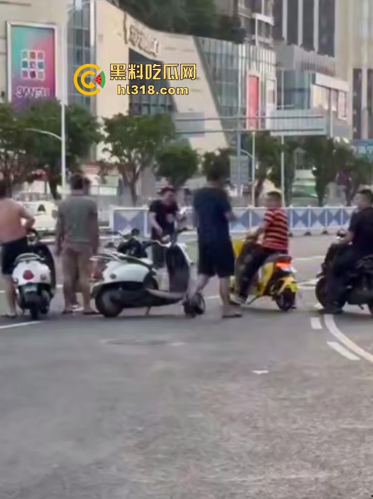 南宁街头两电动车直行左转引矛盾，黑衣男被打出血摇人反杀，刚刚还嚣张的对手直接秒趴！-5